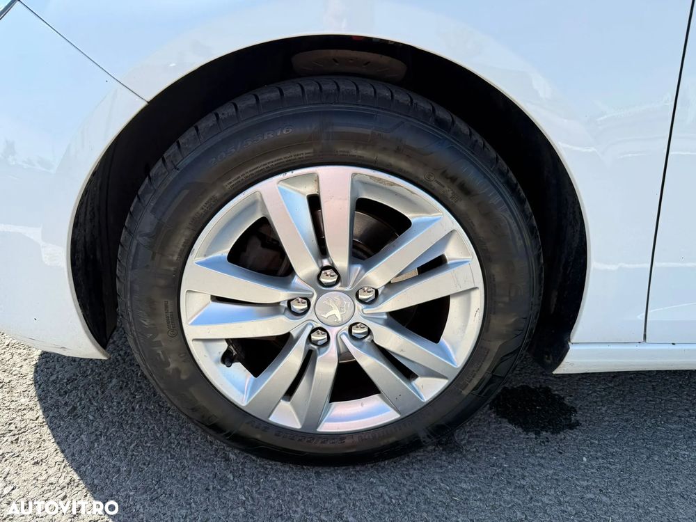 Peugeot 308 1.2 L PureTech Turbo Active - 12