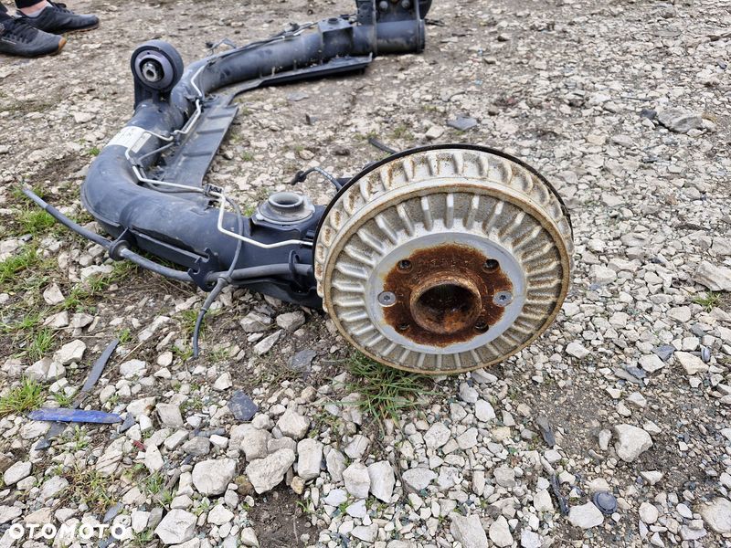 RENAULT TWINGO III 3 0.9 B BELKA ZAWIESZENIA TYŁ OŚ TYLNA 555013592R - 4