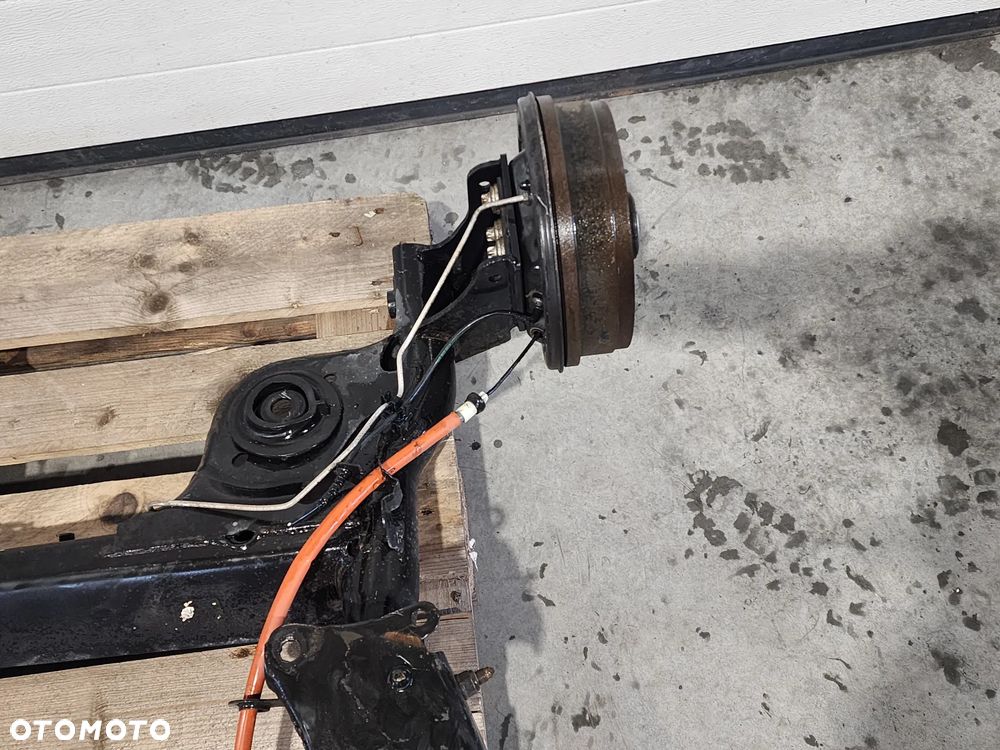 Dacia Duster 1 oś belka zawieszenia tył kompletna stan BDB - 3