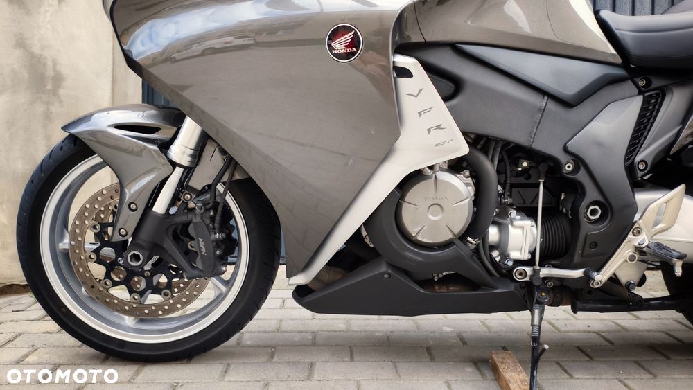 Honda VFR - 3