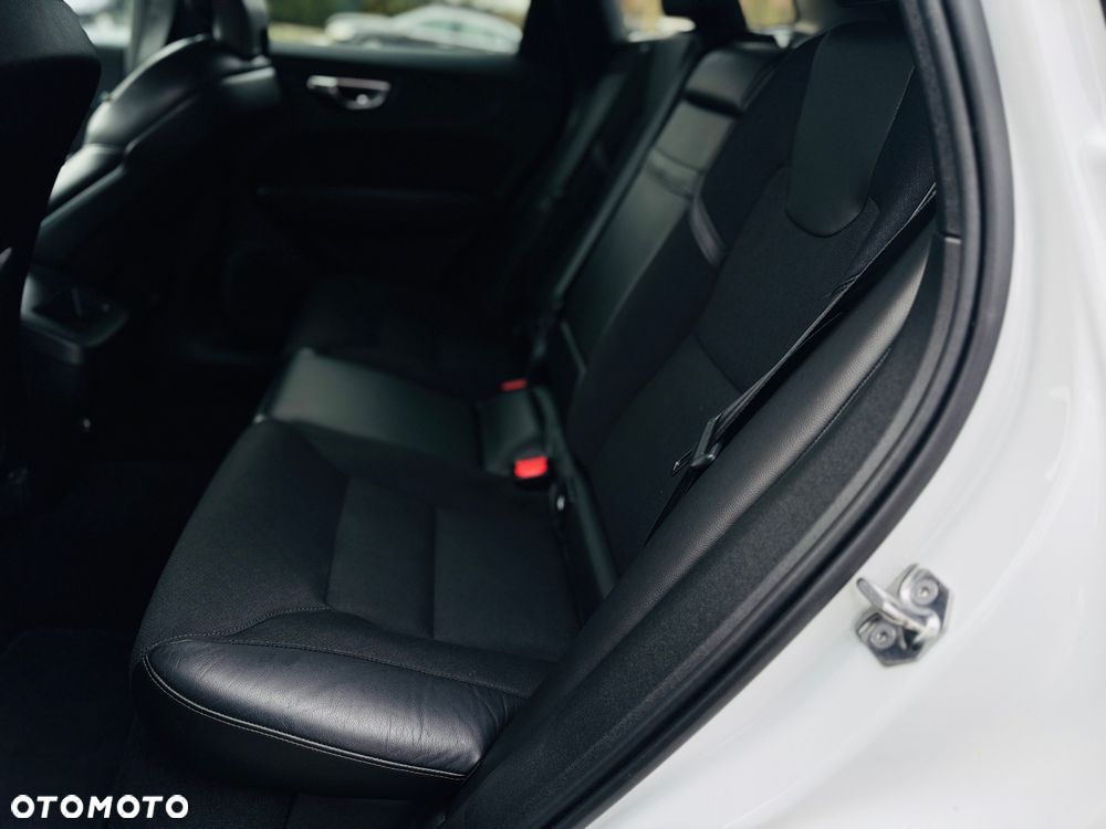 Volvo XC 60 B4 D AWD Geartronic Momentum Pro - 12