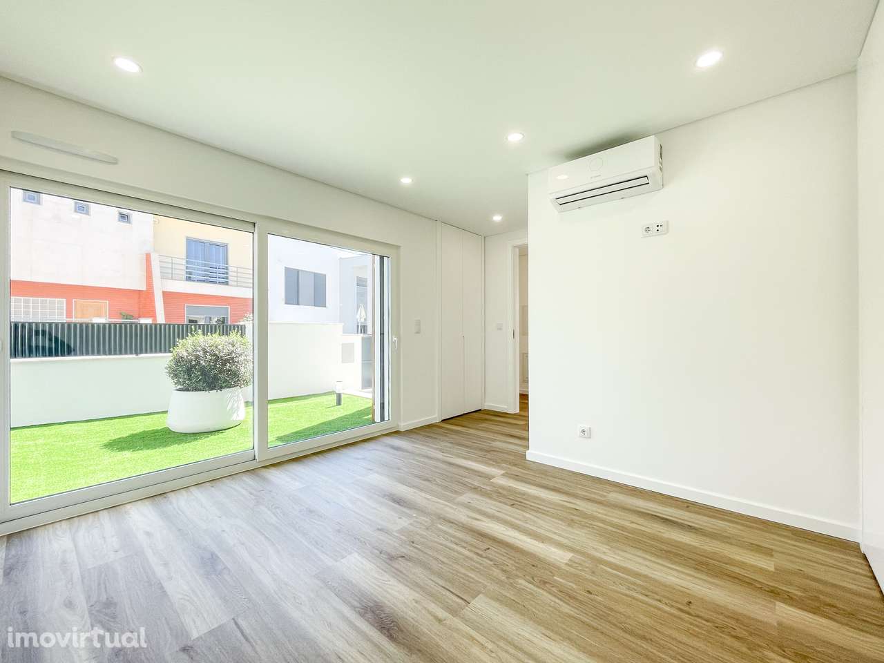 Moradia T4 com Piscina - Santa Iria de Azoia (Bairro da Salvação) - Grande imagem: 4/59