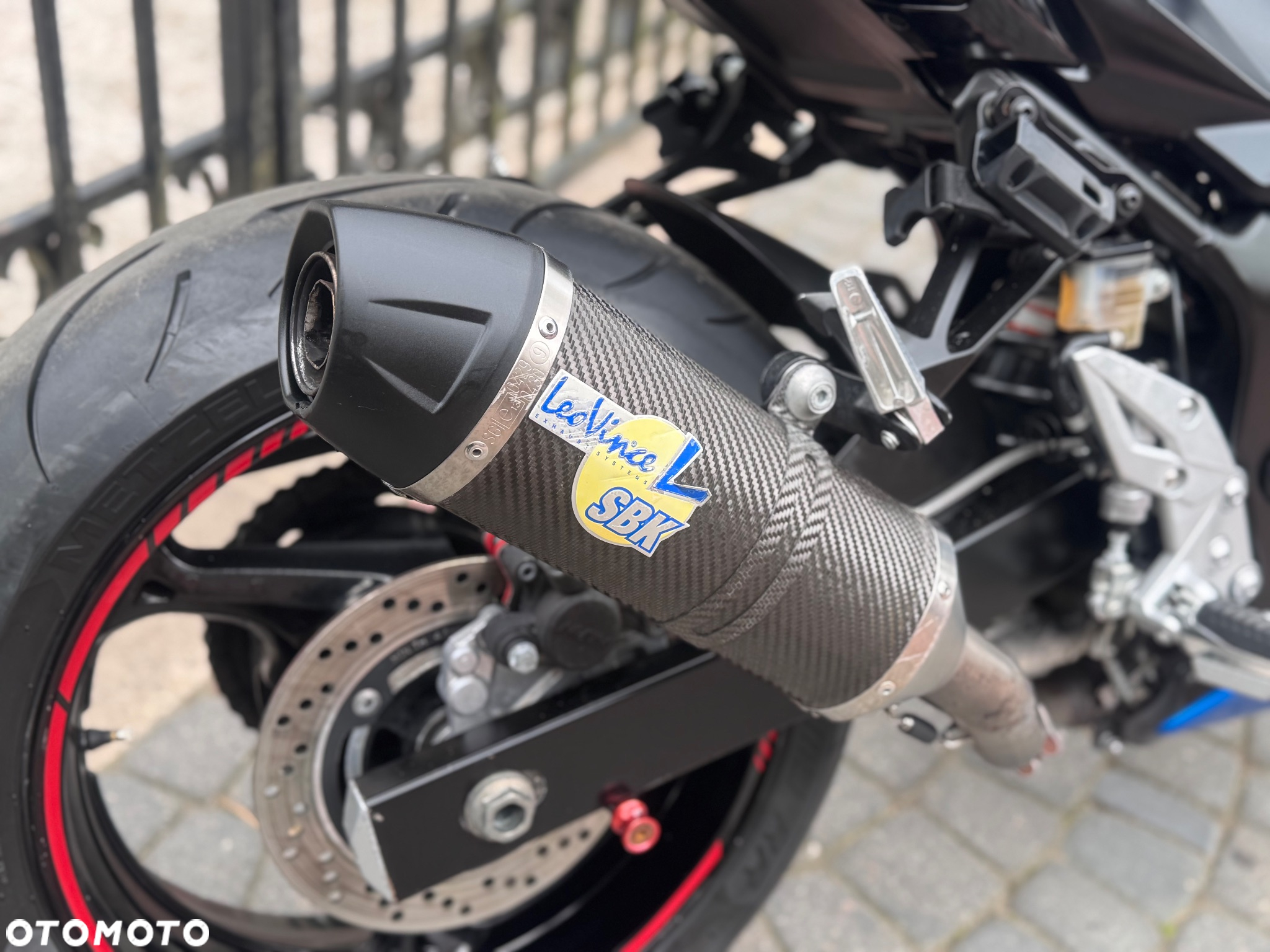 Suzuki GSR - 24