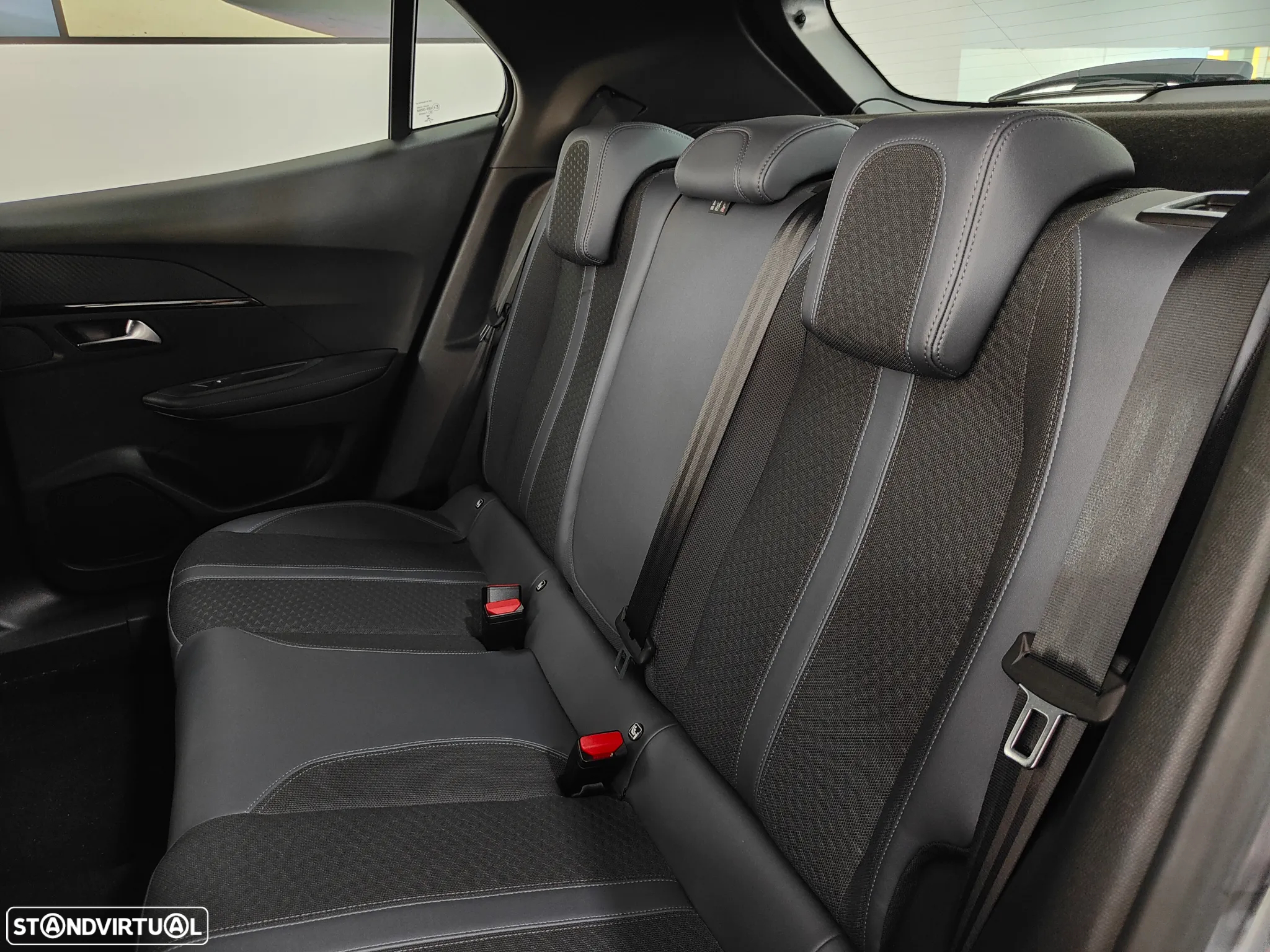 Peugeot 2008 1.2 PureTech Allure EAT8 - 40