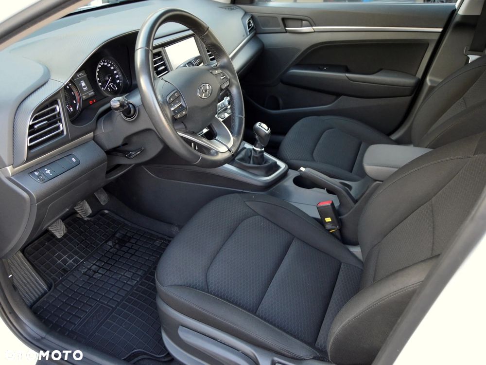 Hyundai Elantra 1.6 Comfort - 6