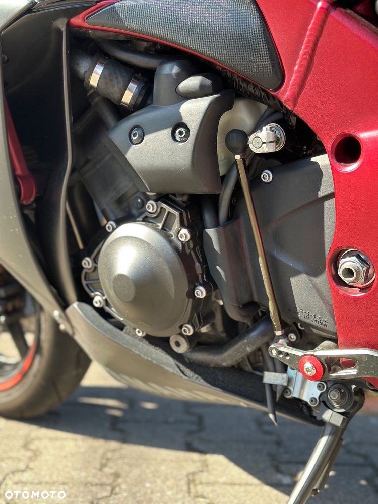 Yamaha R1 - 12