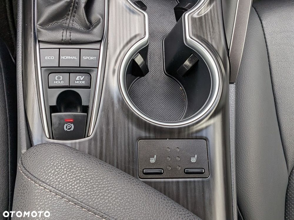Toyota Camry 2.5 Hybrid Executive CVT - 32