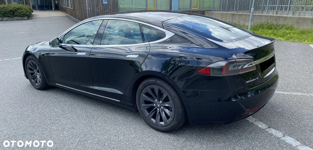 Tesla Model S - 6