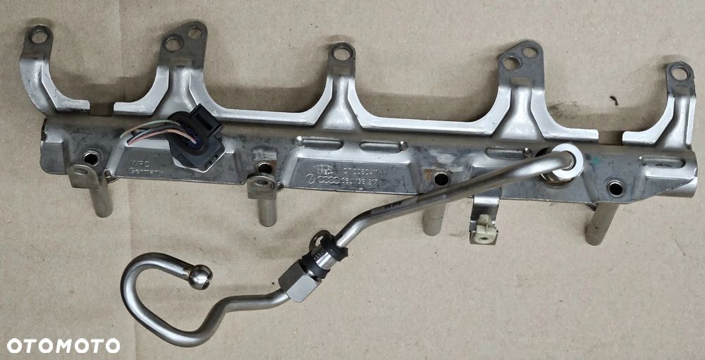 Audi A4 B8 1.8 TFSI listwa wtryskowa czujnik 06J133317 - 1