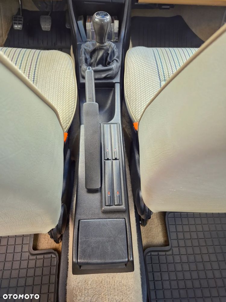 Volkswagen Passat 1.8 CL - 29