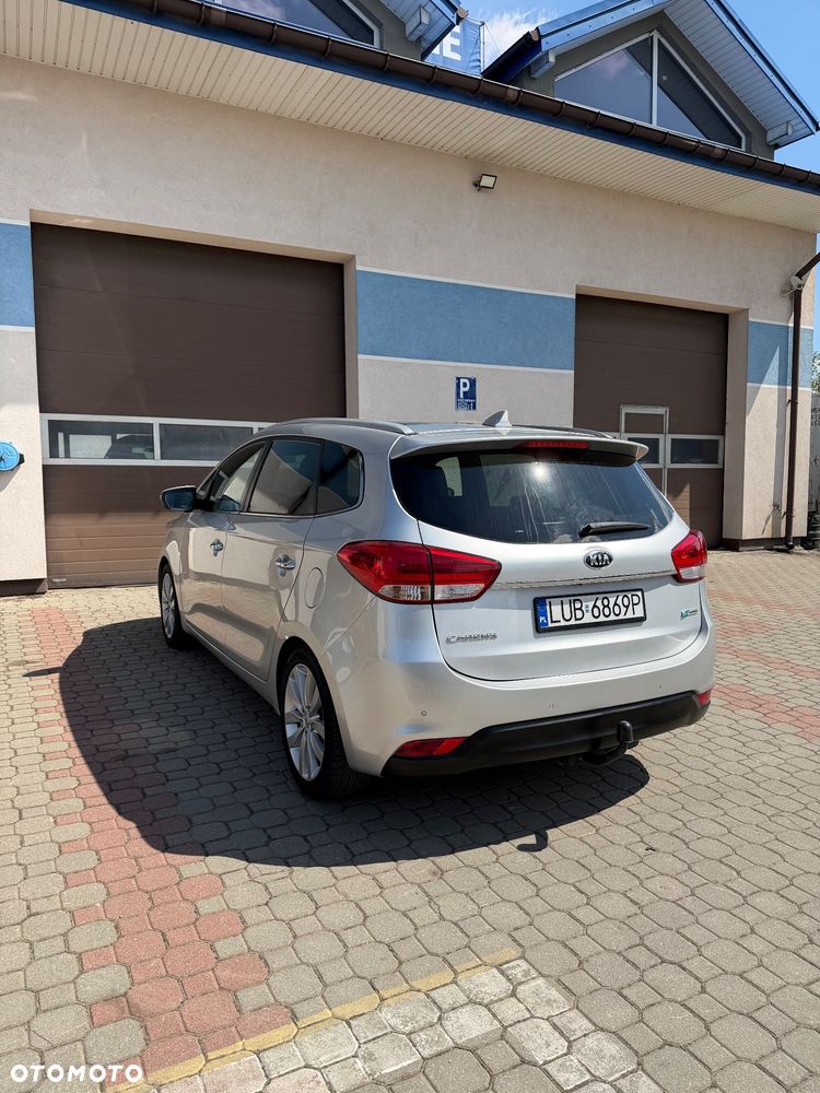 Kia Carens - 11