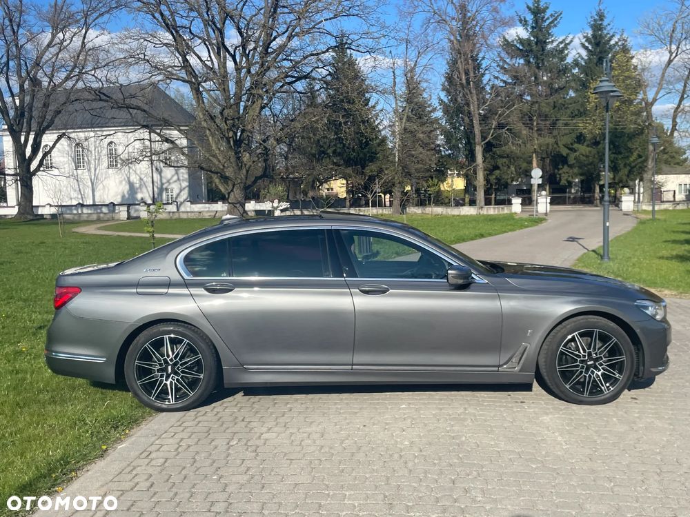 BMW Seria 7 740Le iPerformance - 12