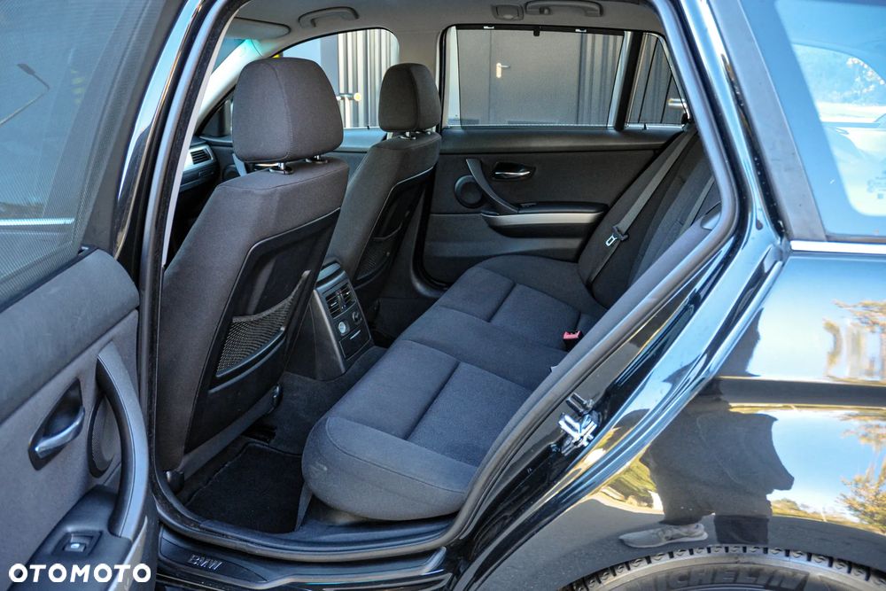 BMW Seria 3 325i Touring - 8