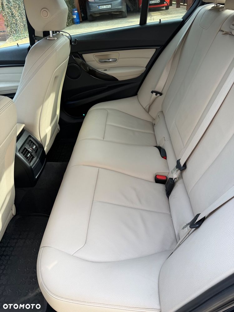 BMW Seria 3 328i xDrive Sport Line - 13