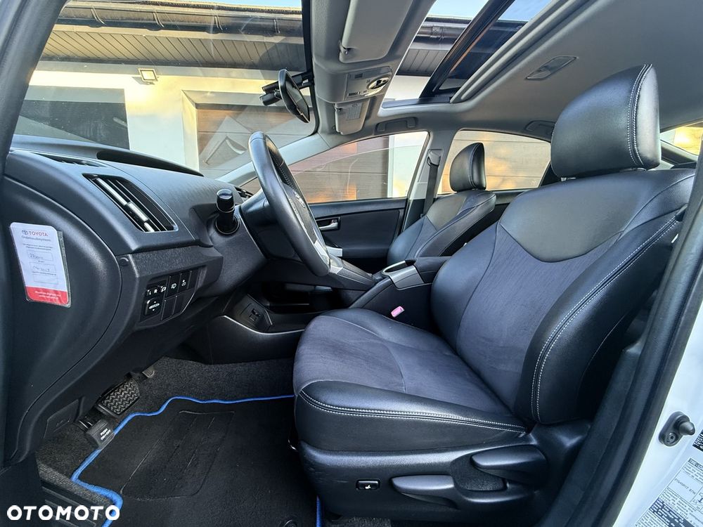 Toyota Prius (Hybrid) Executive - 16
