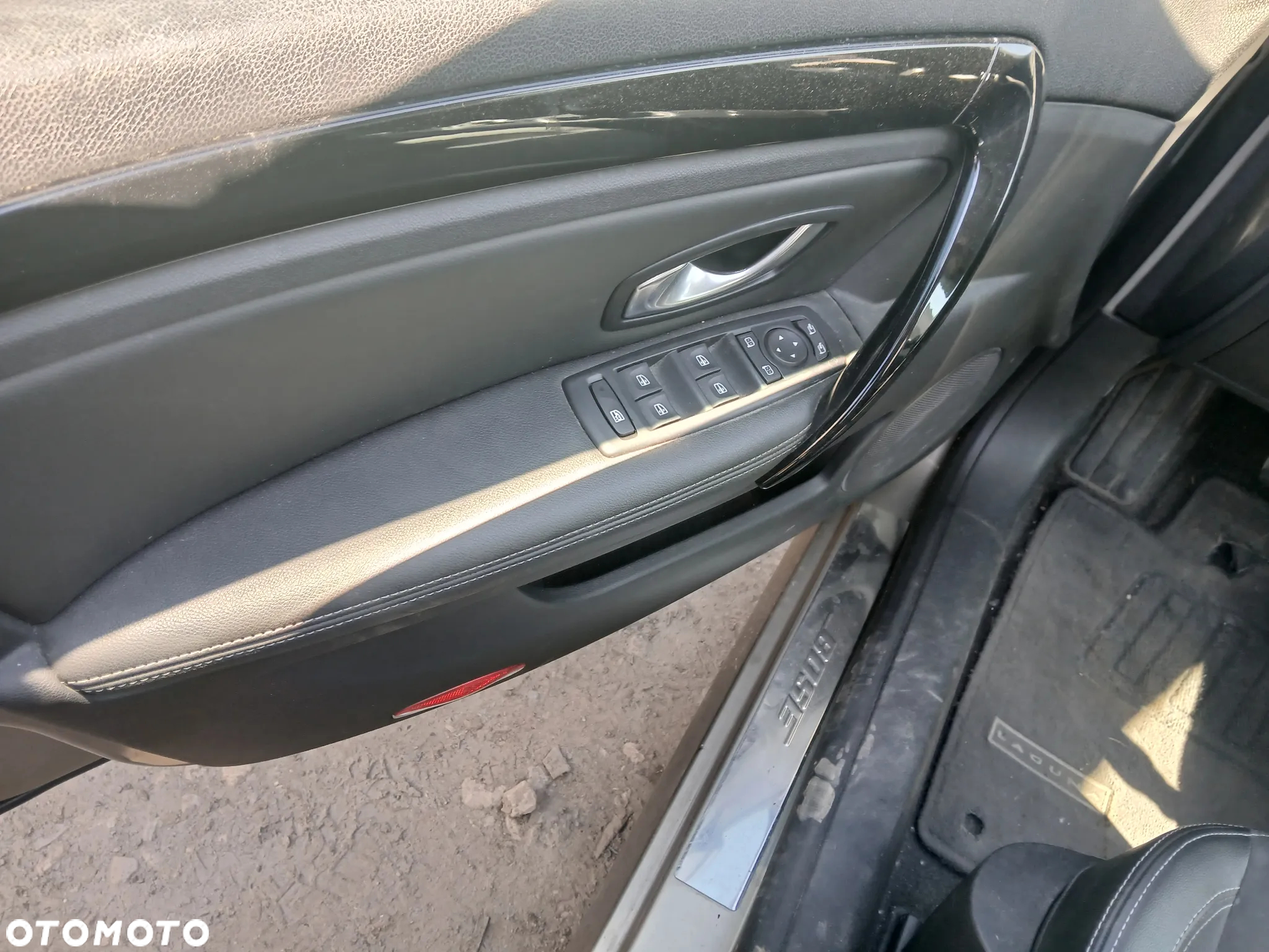 renault laguna III bose fotel fotele kanapa deska kokpit podsufitka boczek boczki klamka podłokietnik - 2