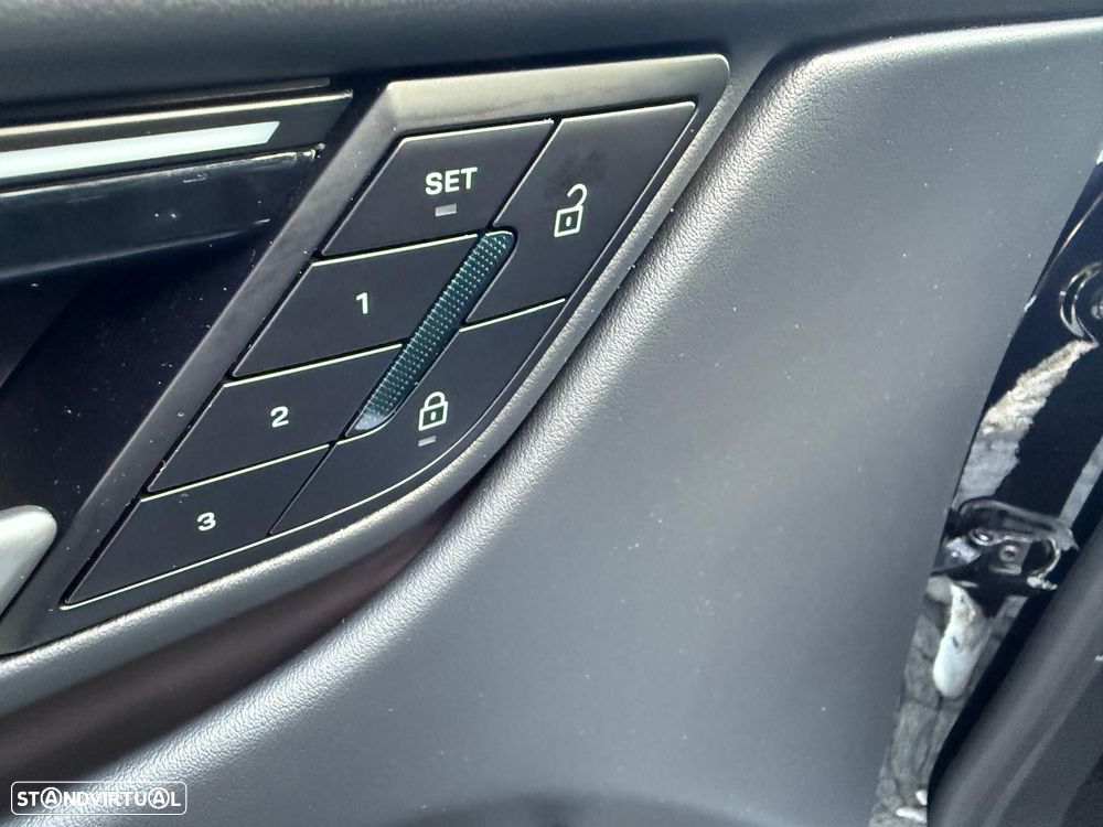 Porsche Macan Electric 4 - 25