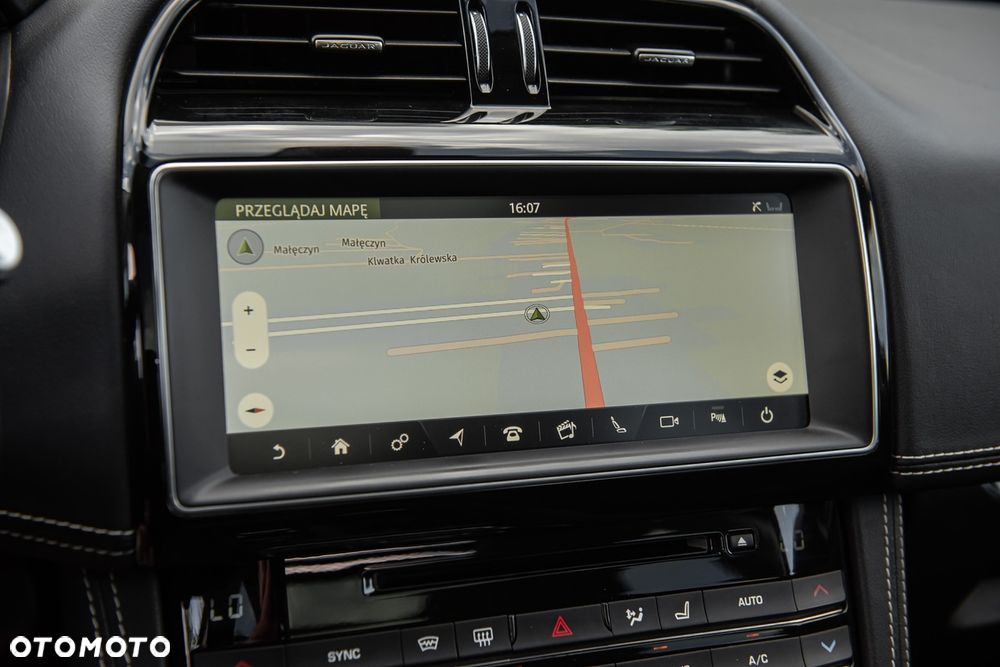 Jaguar F-Pace P250 AWD R-Dynamic S - 24