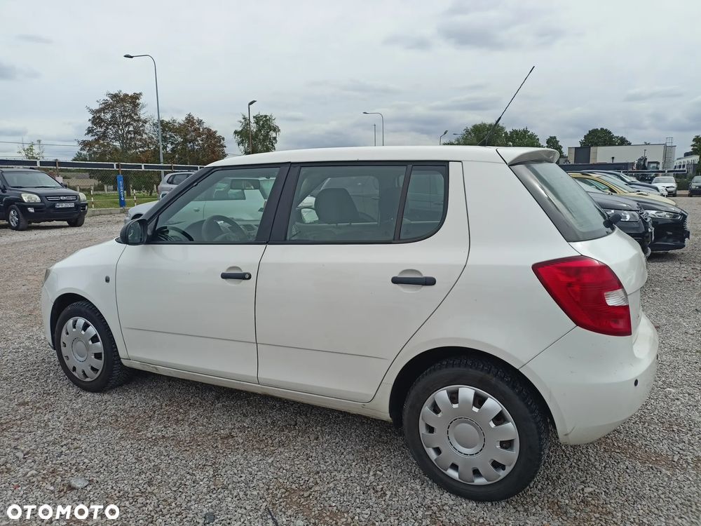 Skoda Fabia 2009 photo 2