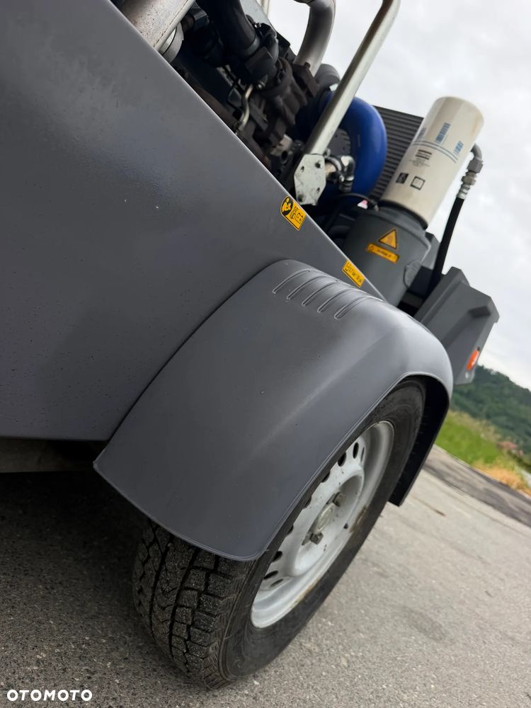 Atlas Copco XAS88 Kompresor Śrubowy. 738 mtg. 2021rok. Sprężarka 5,4m3. Przyczepka jezdna do rejestracji jako pojazd. Regulacja ciśnienia bar od 1-7. Silnik Kubota 4cylindry. 50km. Potężna moc. Sprowadzony z Norwegii. Maszyna jak Nowa z Salonu! Okazja. Zadbana Maszyna. Dokumenty, książka. Opony nówki! Zero zużycia potężna moc. Chłodnica Cyklonowa (osuszacz) !!! - 22