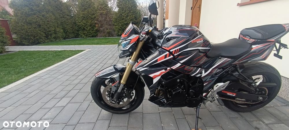 Suzuki GSR - 25