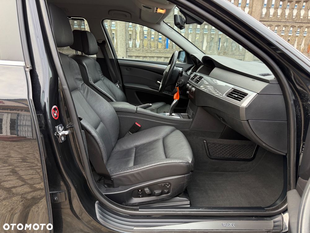 BMW Seria 5 525d - 28
