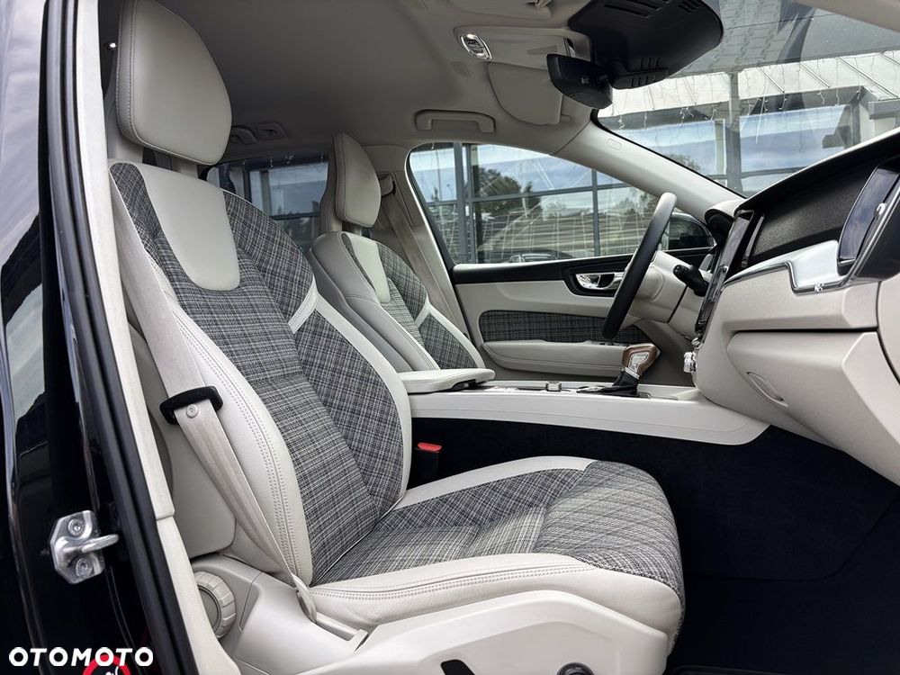 Volvo XC 60 T5 AWD Momentum Pro - 24