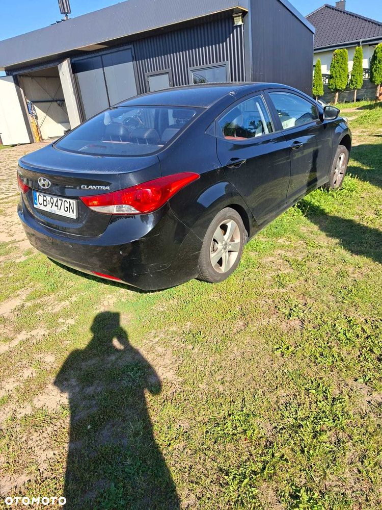 Hyundai Elantra - 2