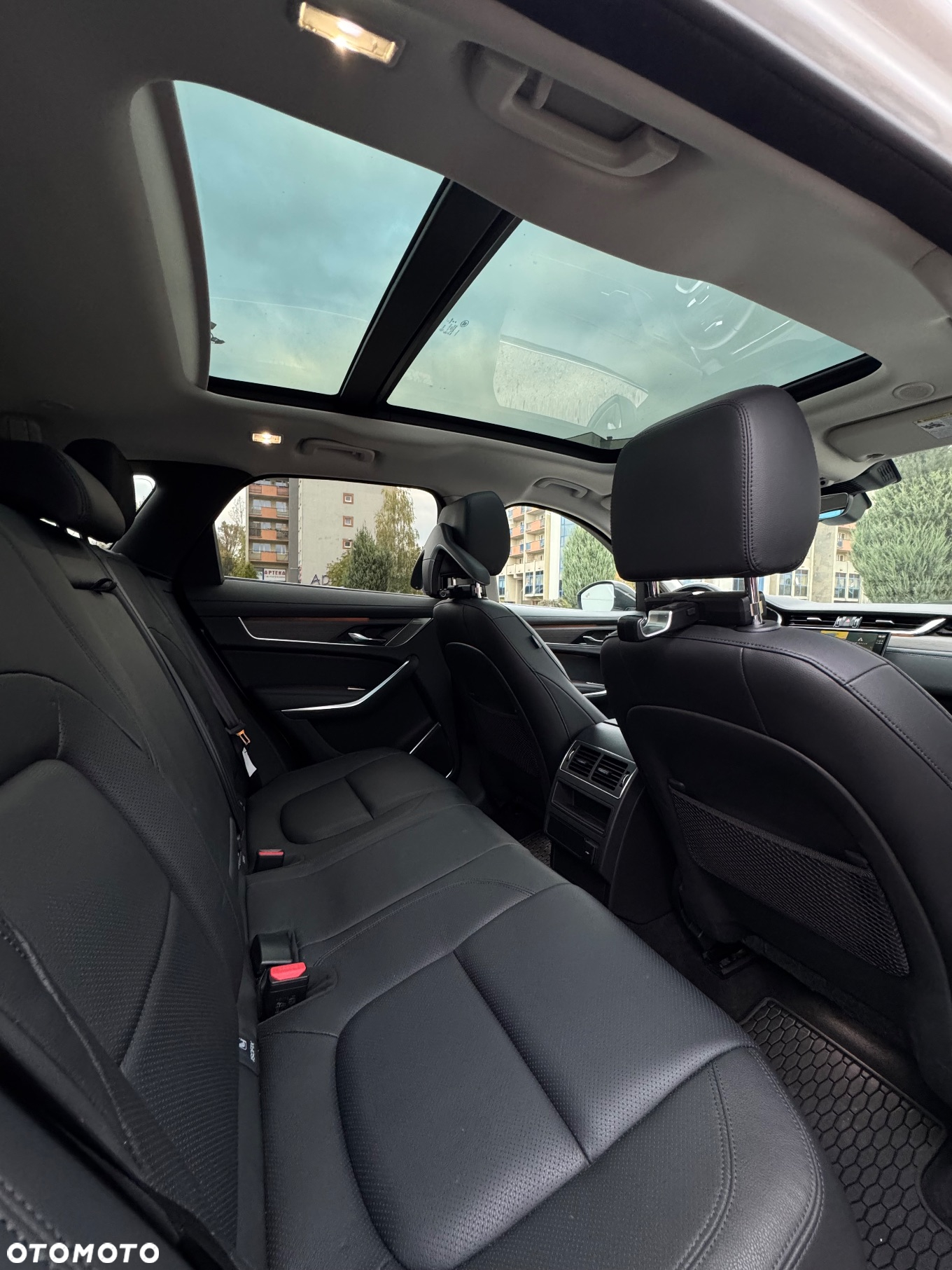 Jaguar F-Pace P250 AWD R-Dynamic SE - 18