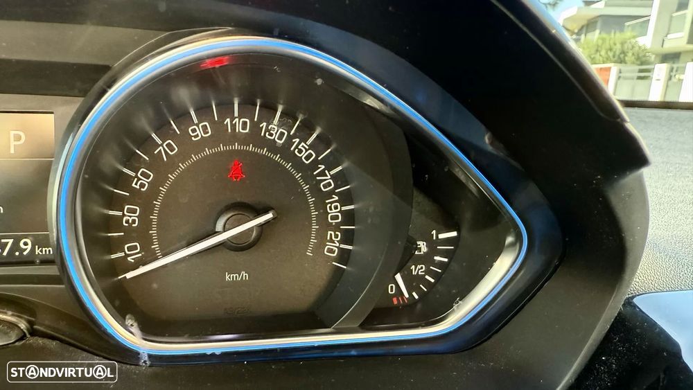 Peugeot 2008 1.2 PureTech Allure EAT6 - 38