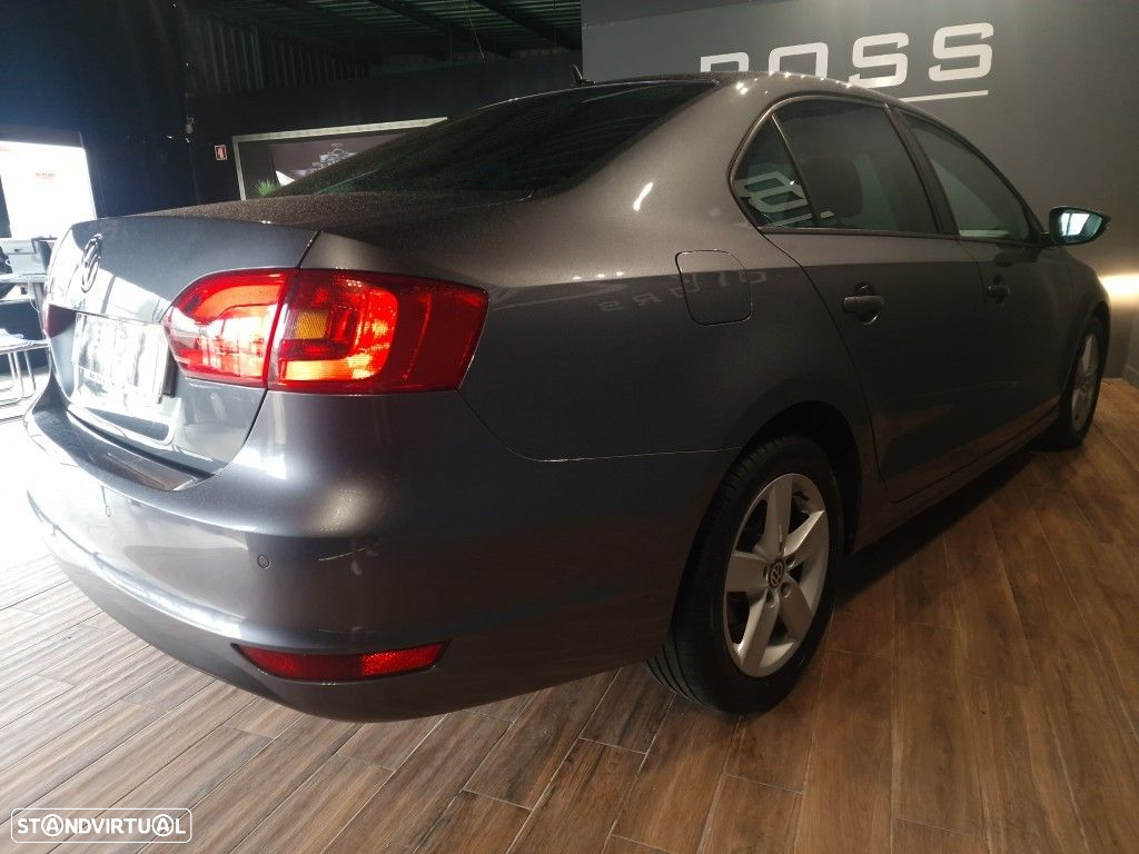 VW Jetta 1.6 TDi Highline - 13
