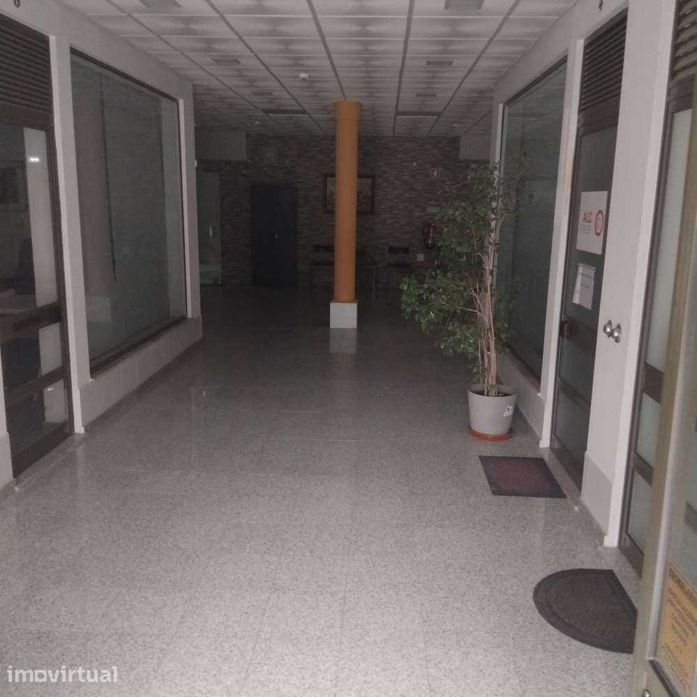 6 Lojas em C. Comercial  - junto à Estação e Jardim - Pinhal Novo - Grande imagem: 4/10