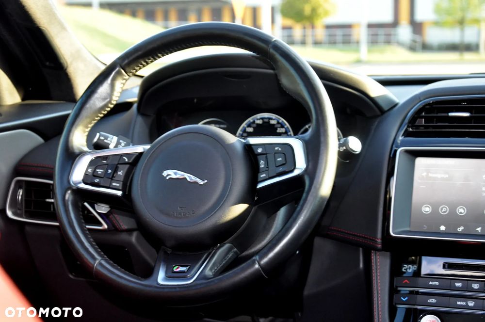 Jaguar F-Pace S AWD - 28