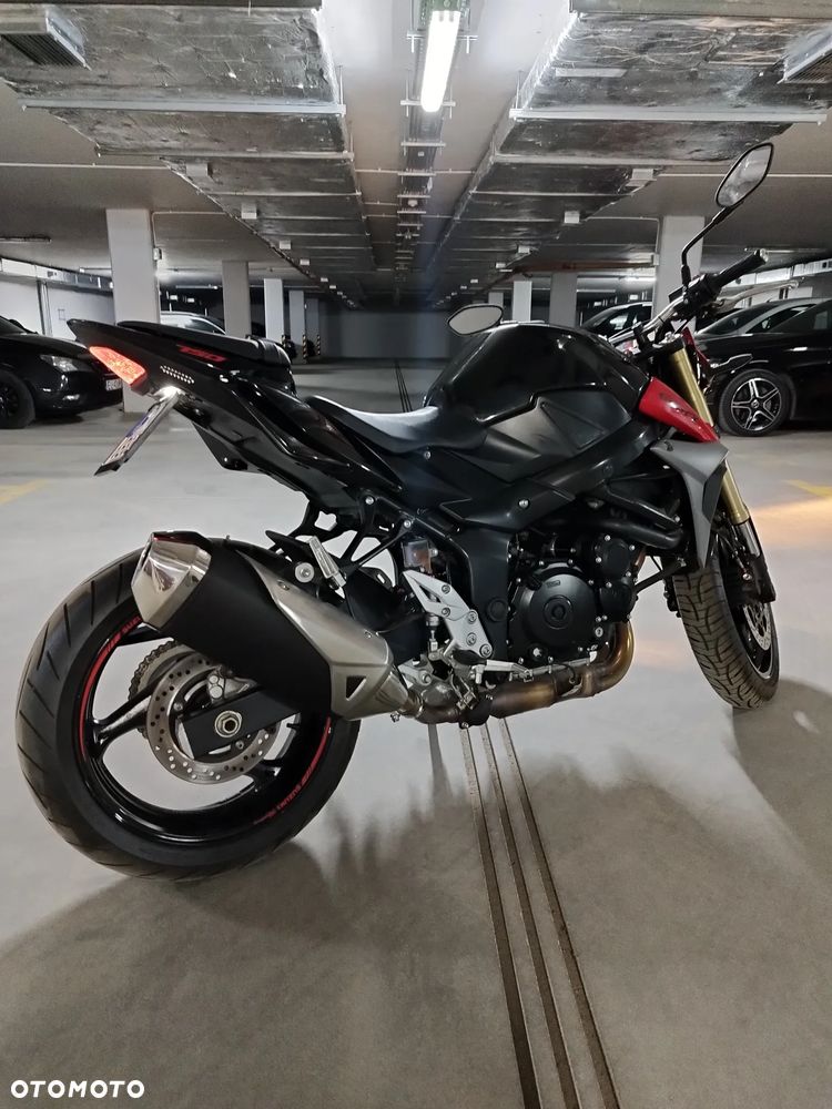 Suzuki GSR - 8