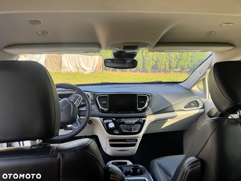 Chrysler Pacifica - 16