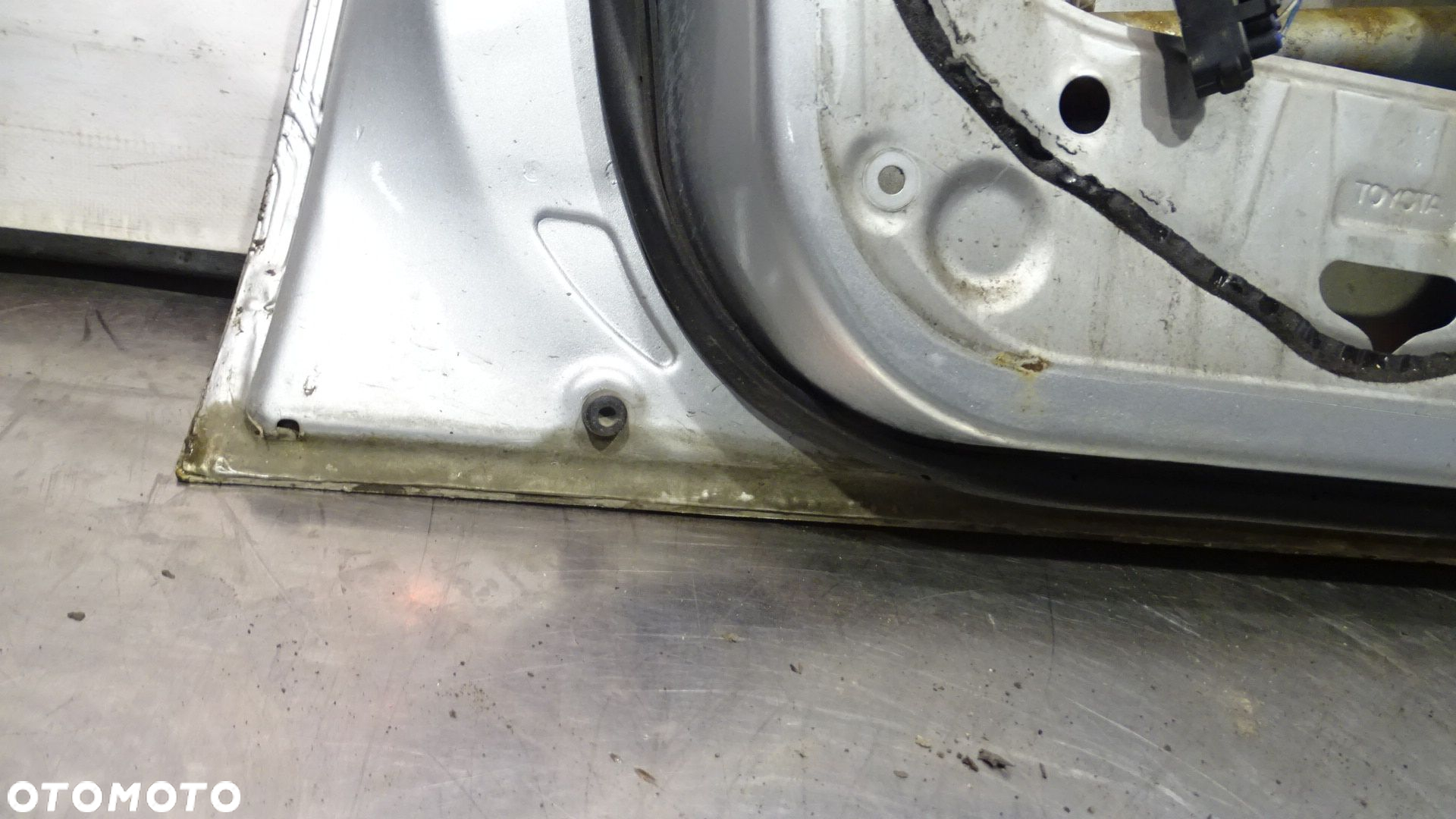 DRZWI LEWY PRZÓD TOYOTA RAV4 II LIFT 2.0D 1D4 - 17