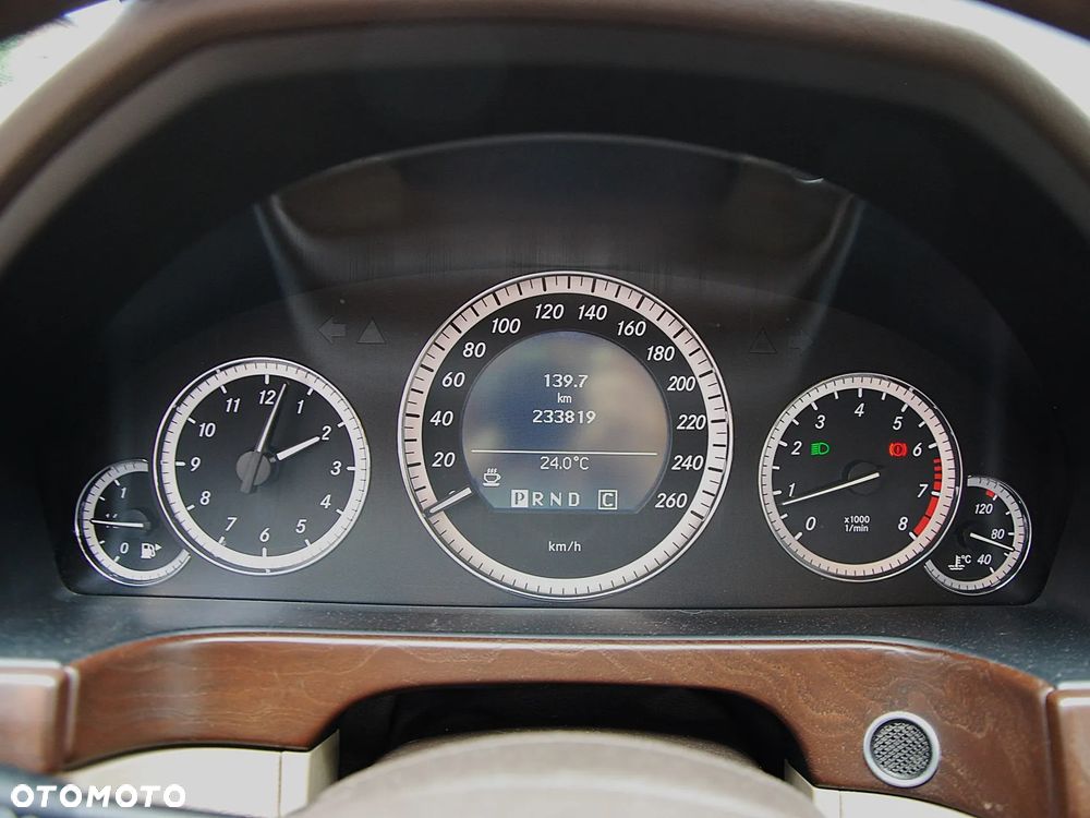 Mercedes-Benz Klasa E ver-200-cgi-blueefficiency-elegance - 29
