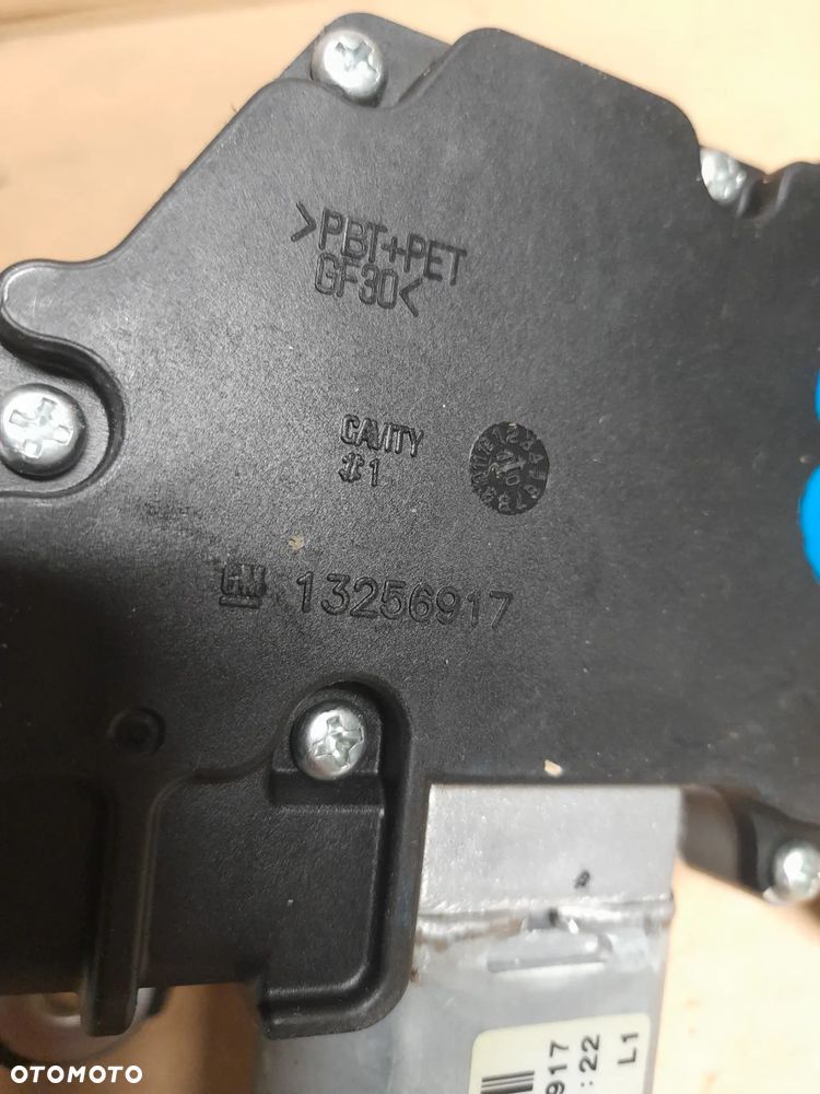 SILNICZEK WYCIERACZKI TYLNEJ OPEL ASTRA J nr 13256917 - 2