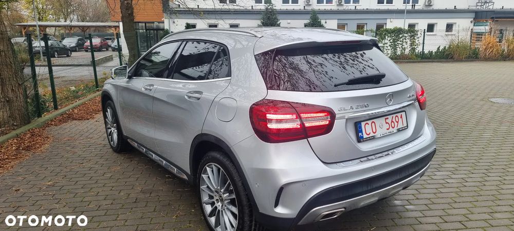 Mercedes-Benz GLA 250 4Matic 7G-DCT - 14