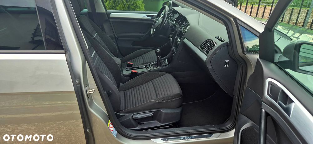 Volkswagen Golf - 6