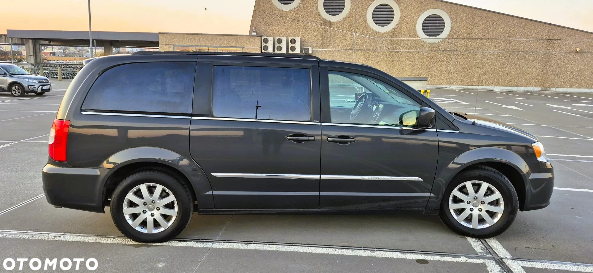 Chrysler Town & Country - 6
