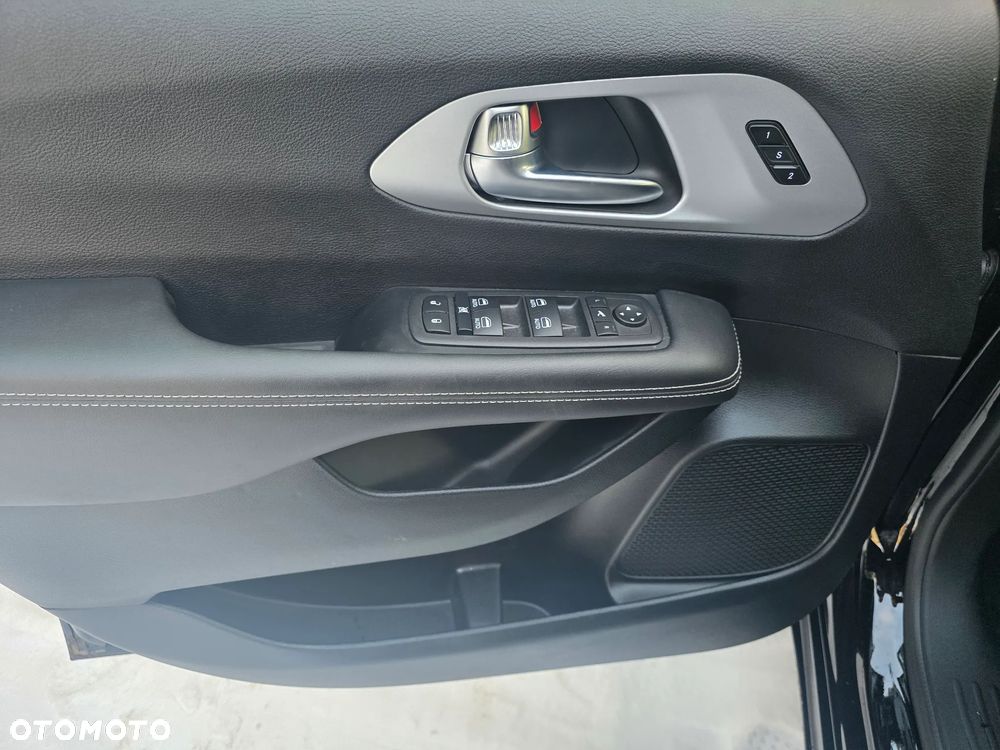 Chrysler Pacifica - 28