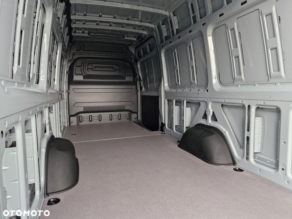 Mercedes-Benz Sprinter - 13