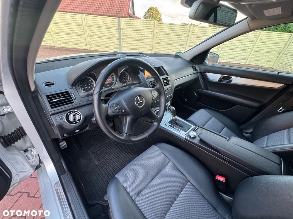 Mercedes-Benz Klasa C 180 CGI Automatik BlueEFFICIENCY Avantgarde - 32