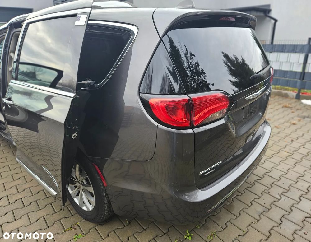 Chrysler Pacifica - 10