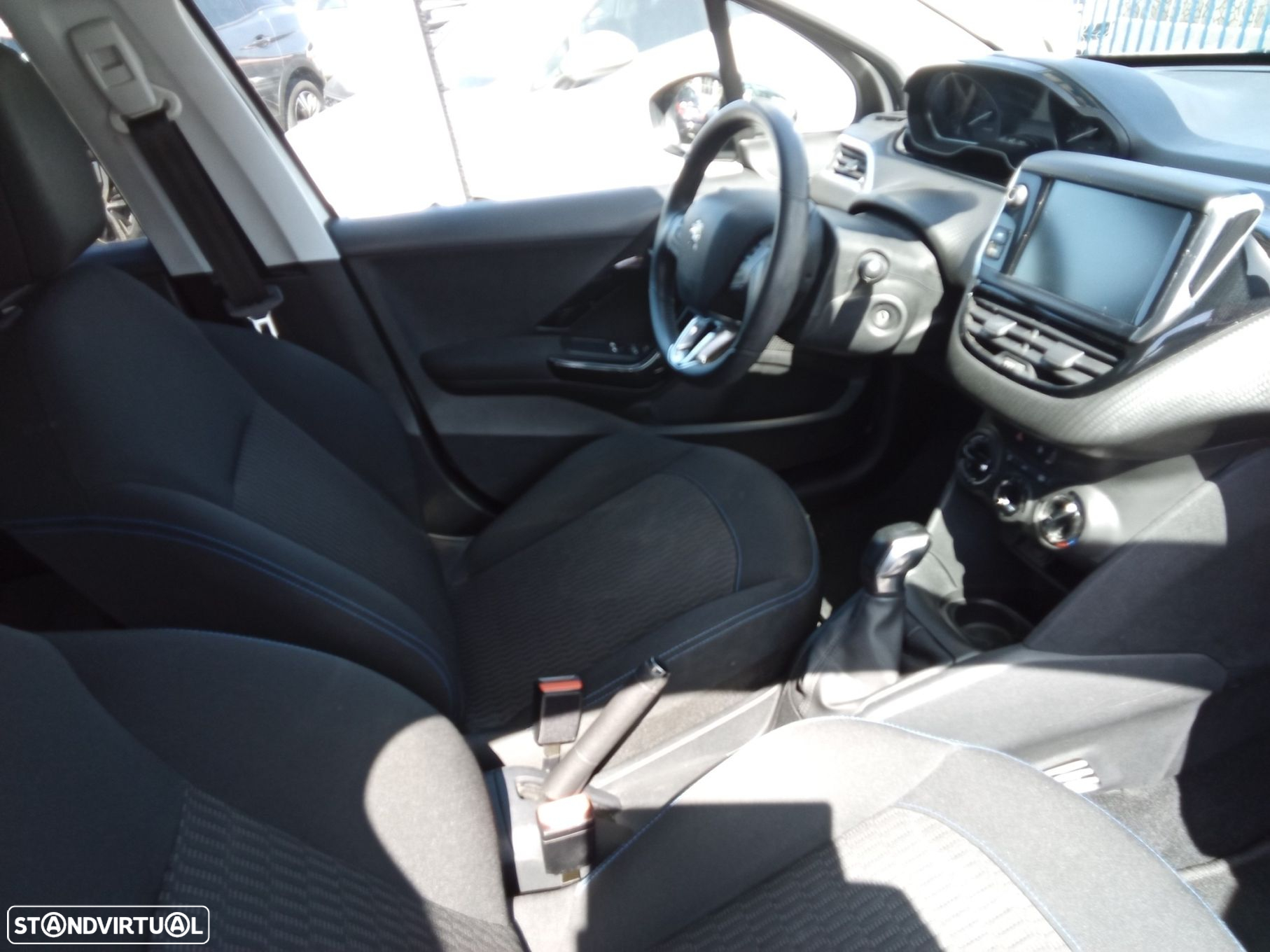 Peugeot 208 1.2 PureTech Signature - 19