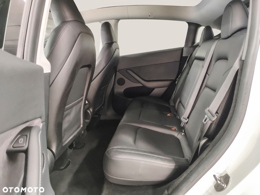 Tesla Model Y Long Range AWD - 12