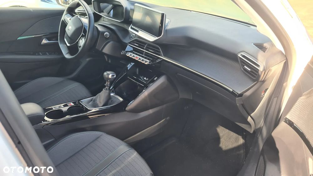 Peugeot 208 - 8