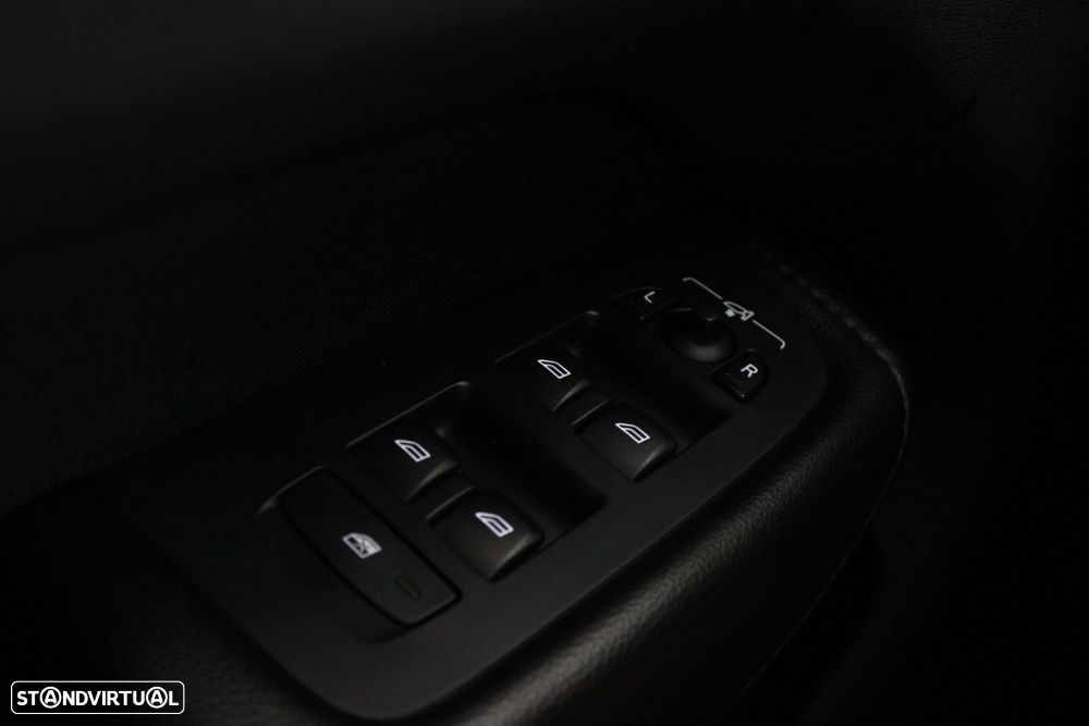 Volvo XC 60 2.0 T8 PHEV Momentum AWD — fotografia 26