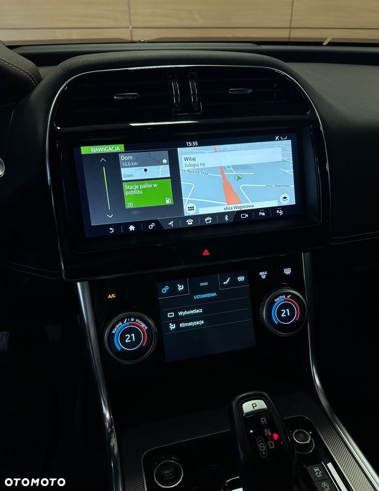 Jaguar XE 2.0 D180 R-Dynamic SE - 16